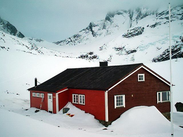 File:Skagadalshytta, mai 2003.jpg