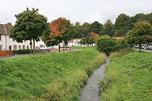 File:Westquarter Burn (geograph 3697273).jpg