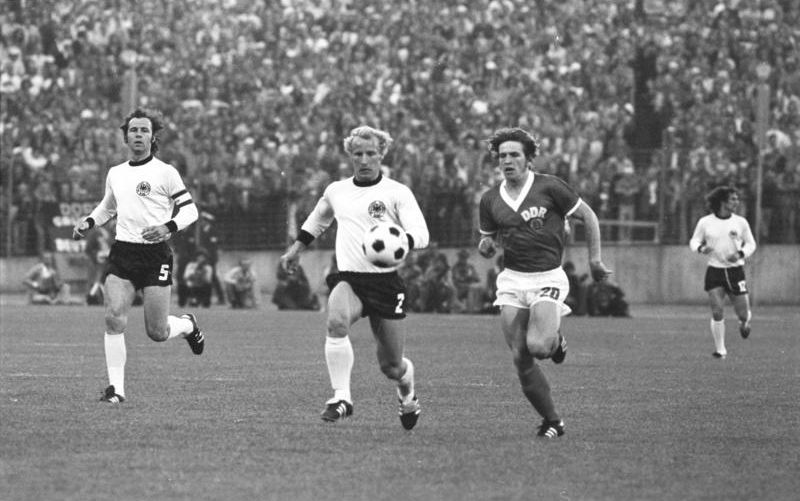 File:Bundesarchiv Bild 183-N0622-0035, Fußball-Weltmeisterschaft, Spiel DDR-BRD.jpg