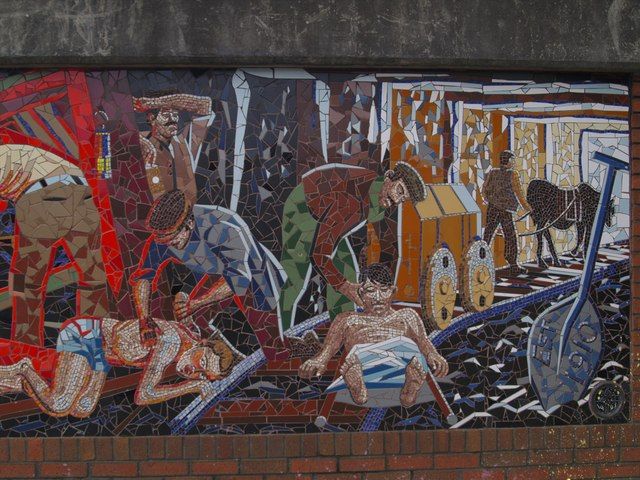 File:Crumlin mural (geograph 1206348).jpg