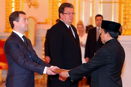 File:Dmitry Medvedev with Hamid Awaludin.jpg