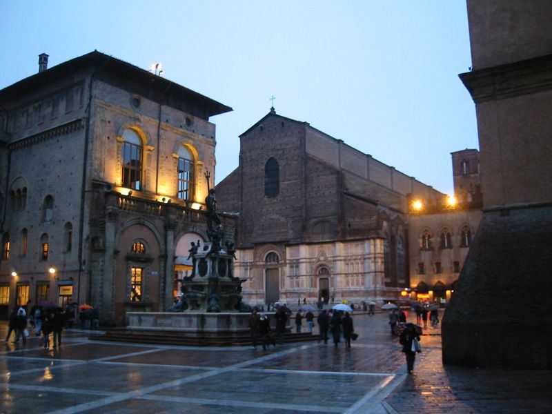 File:Piazza Maggiore.jpg