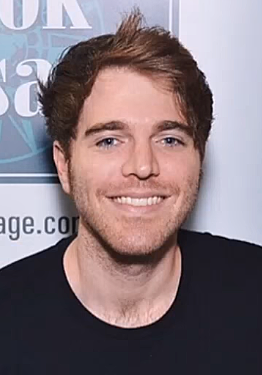 File:Shane Dawson with fan (cropped).png