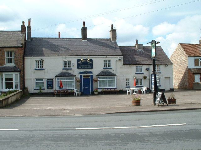 File:The White Swan, Minskip.jpg