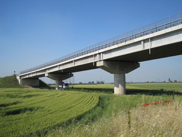 File:Viadotto di Finale Emilia sul fiume Panaro.jpg