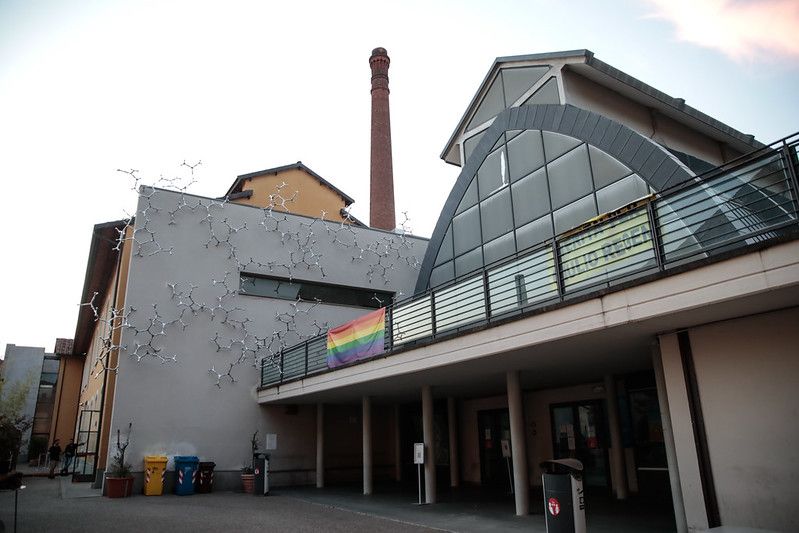 File:Biblioteca Lazzerini - ingresso.jpg