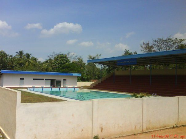 File:CollegeSwimmingPool.jpg