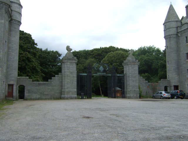 File:East Gate - geograph.org.uk - 514522.jpg