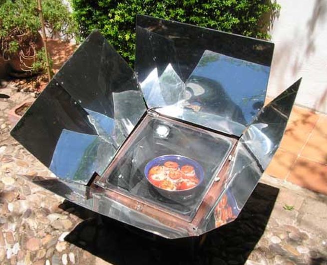 File:Four-solaire-global-sun-oven.jpg