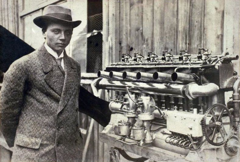 File:Gustav Otto with an Argus aircraft engine.jpg