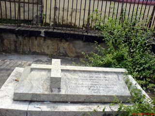 File:Tirurangadi Graves.jpg