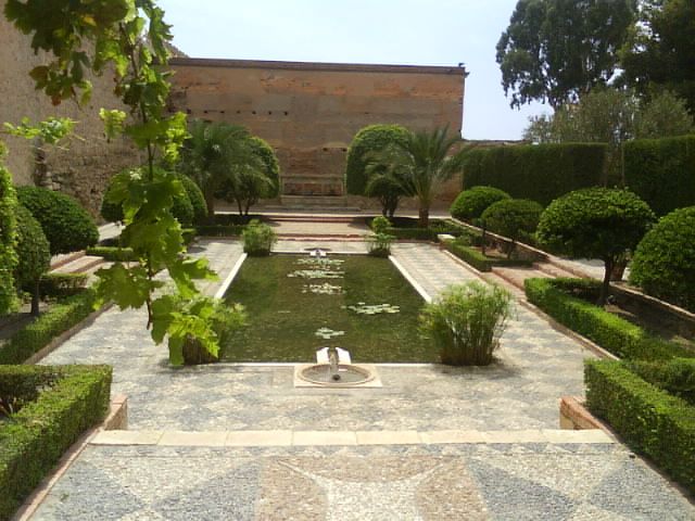 File:BinnentuinAlcazaba.JPG