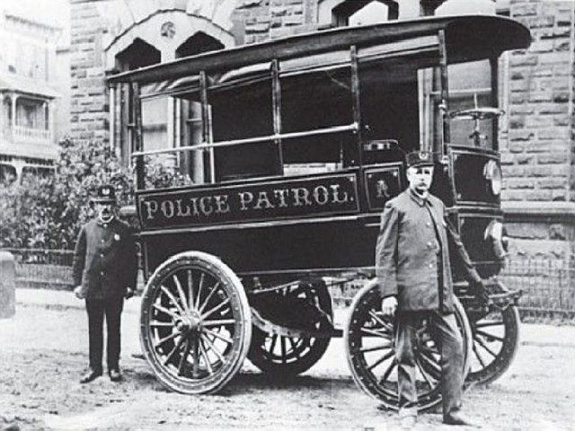 File:Frank F Loomis with paddy wagon.jpg