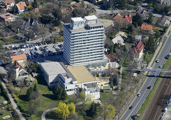 File:A teljesen megújult Ramada Hotel légifelvételen.jpg