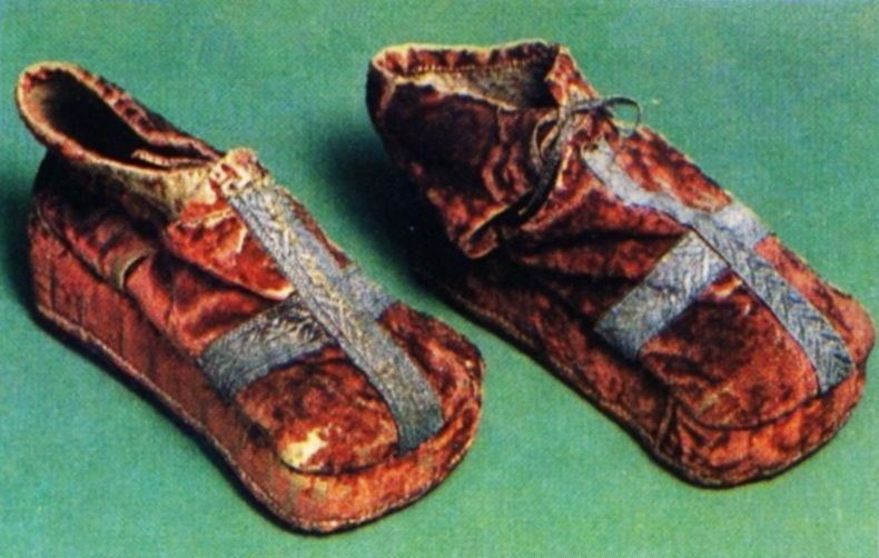 File:Anonymous Shoes of Sigismund Augustus.jpg