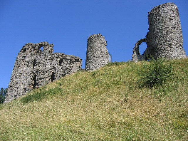 File:Clun Castle - geograph.org.uk - 1149560.jpg