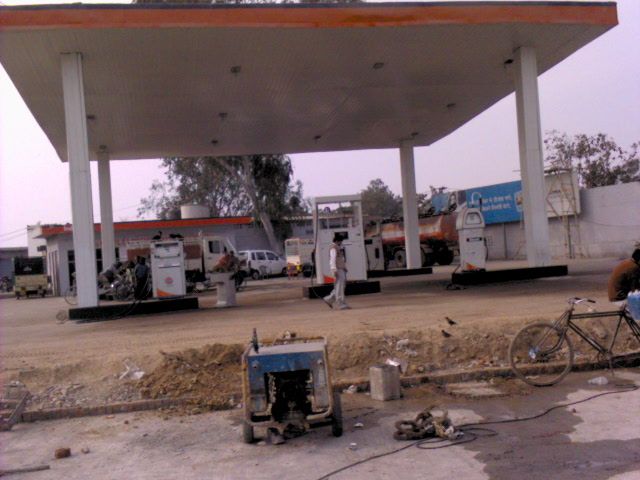 File:Petrol pump at Kapasheda, Delhi.jpg