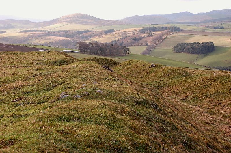 File:Ramparts at Milkieston Rings (geograph 2748038).jpg