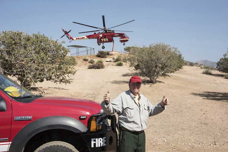 File:Skycrane-taking-water-from-our-pad-and-tank-Leo.jpg