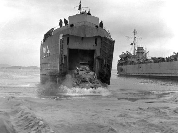 File:USS LST-914 Wonsan 2 November 1950.jpg