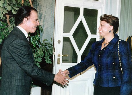 File:Carlos Menem y Silvia Hernández Enríquez.jpg