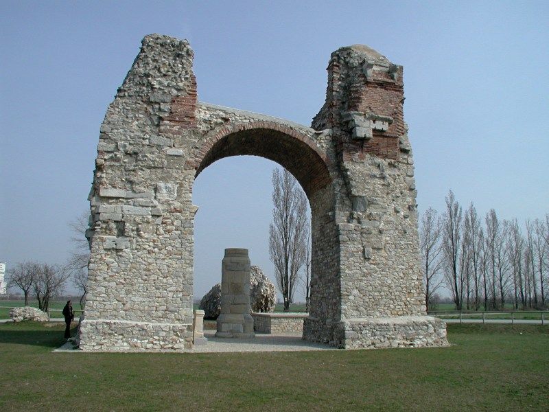 File:Carnuntum Heidentor.jpg