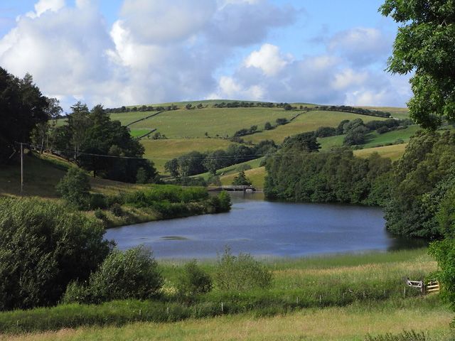 File:Chapelhouse Reservoir - geograph.org.uk - 1567567.jpg