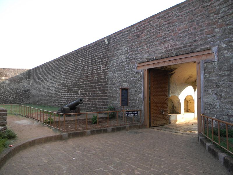 File:Kannur fort entrance.JPG