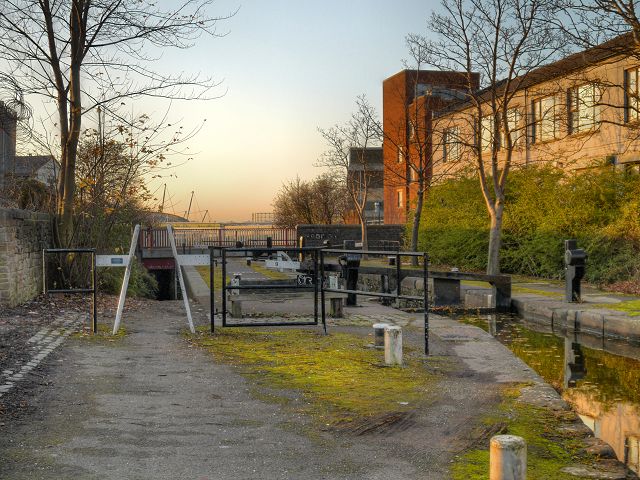 File:Lock 9, Ashton Canal.jpg