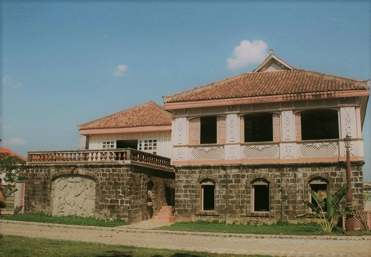 File:Bahay na bato houses of philippines.jpg