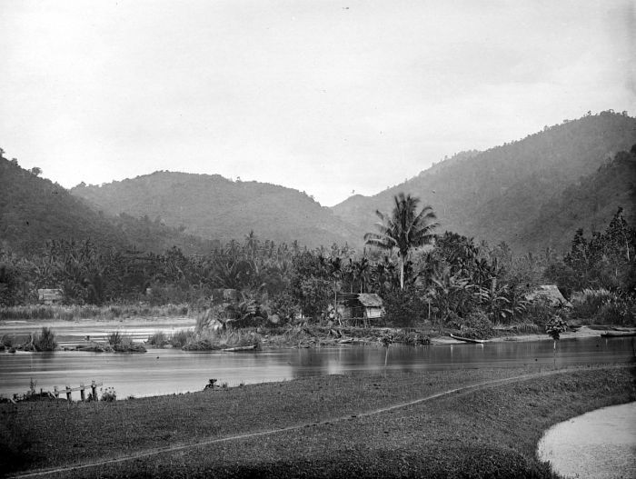 File:COLLECTIE TROPENMUSEUM Kampong Talumolo TMnr 10020617.jpg