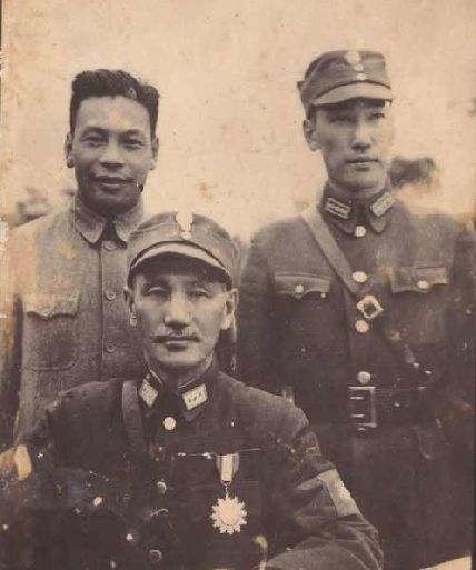 File:Chiang Kai-shek with two sons.jpg