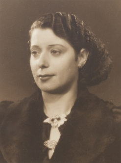 File:Hermínia Silva, 1939.png