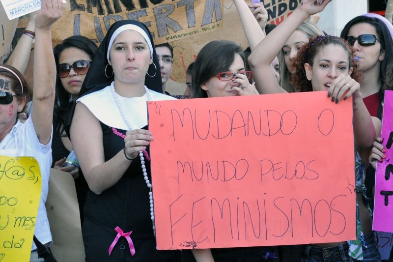 File:Marcha das Vadias Brasília2011.JPG