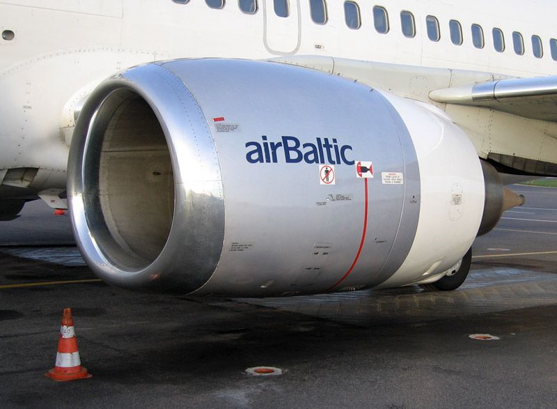 File:AirBaltic Boeing 737-500 turbine.jpg