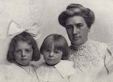 File:Bessie Maddern London and daughters.jpg