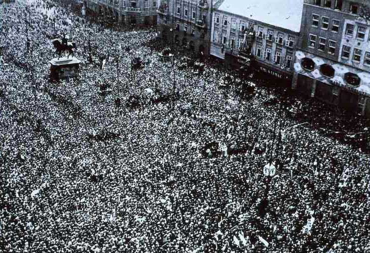 File:Jelačićev trg 12.5.1945.jpg