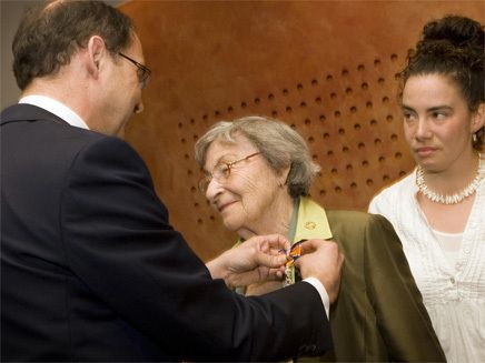 File:Koninklijke onderscheiding voor Selma Engel-Wijnberg.jpg