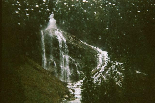 File:Pyramid falls from dome.JPG