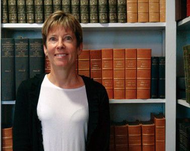 File:Anne Hyde (historian) infront of bookshelf.jpg