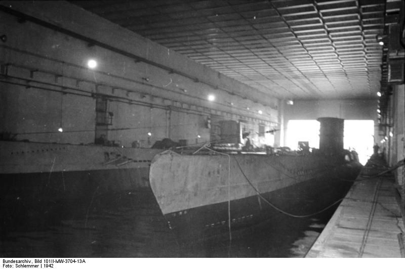 File:Bundesarchiv Bild 101II-MW-3704-13A, Frankreich, U-Boot in U-Bootbunker.jpg