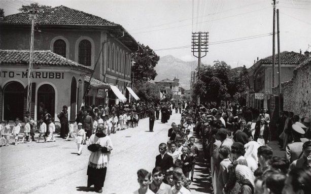 File:G processione (cropped).jpg