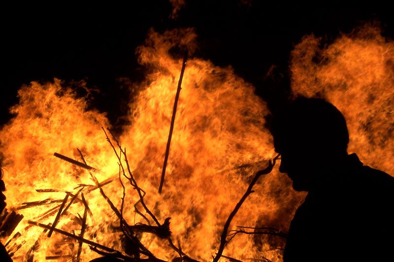 File:Large bonfire04.jpg