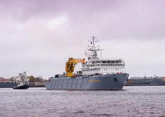 File:Russian Navy weapons transport Akademik Kovalev.jpg