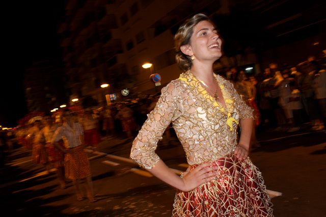 File:Tricana desfile nocturno.jpg