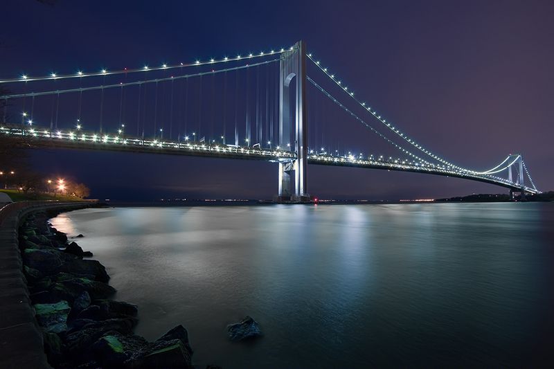 File:Verrazano-Narrows Bridge at night.jpg