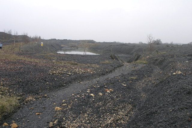 File:Whitwell Colliery spoil heap - 117679.jpg