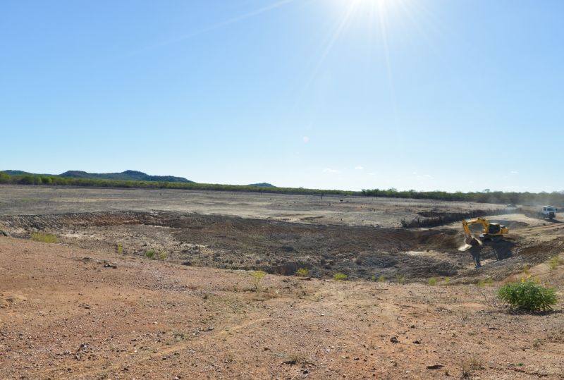 File:Açude vazio em petrolina.jpg