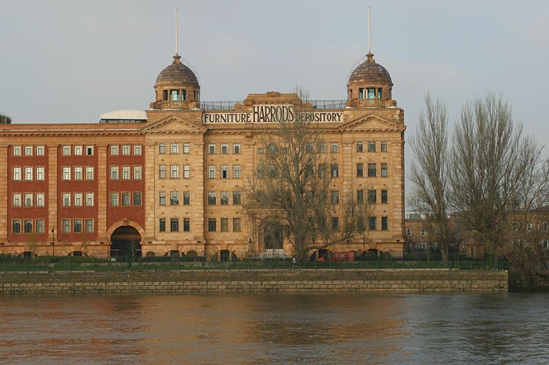 File:Boat Race Harrod's Depositary.jpg