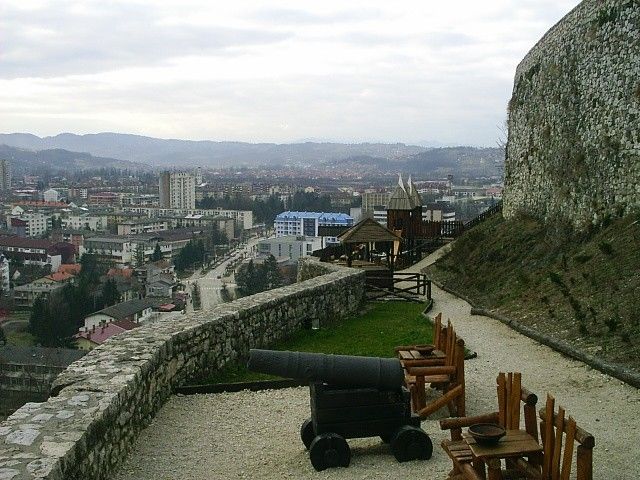 File:Doboj, nadvori hradu1.jpg